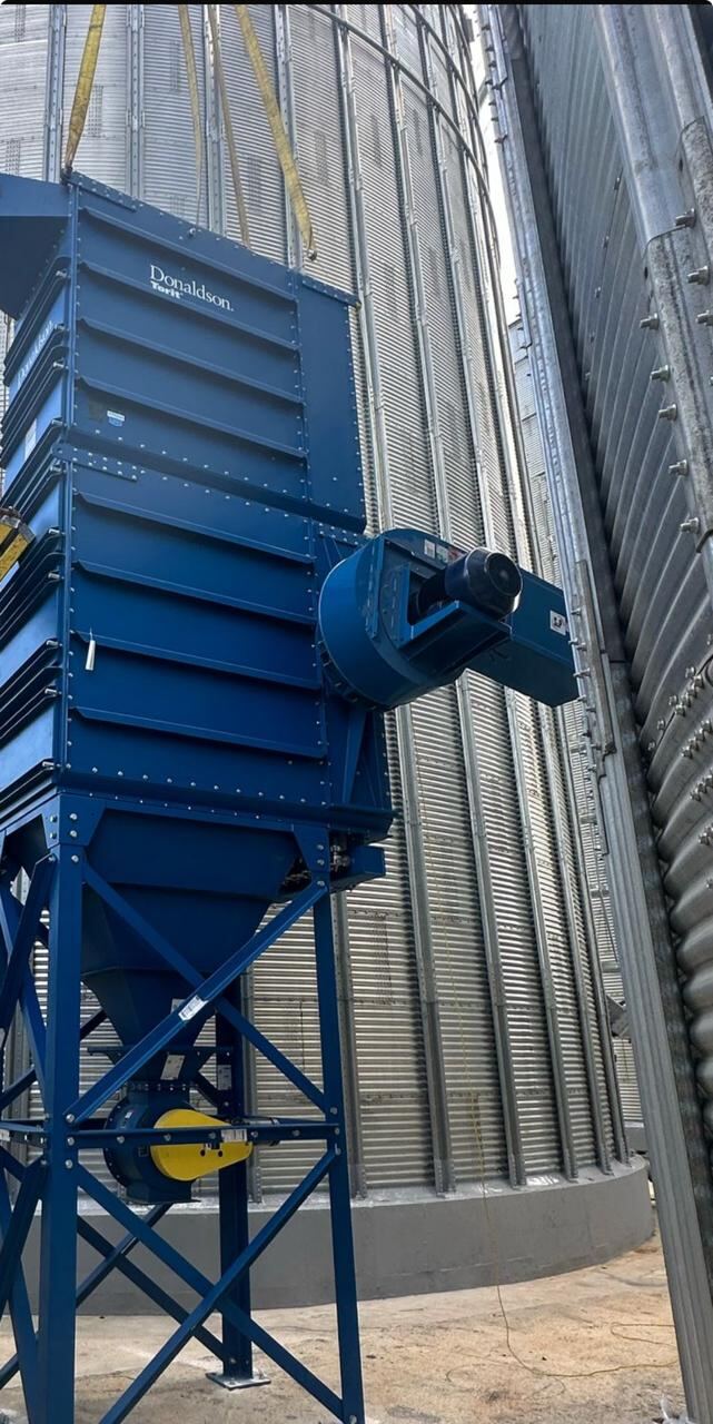 Colector de polvo Donaldson Torit instalado junto a silos de granos