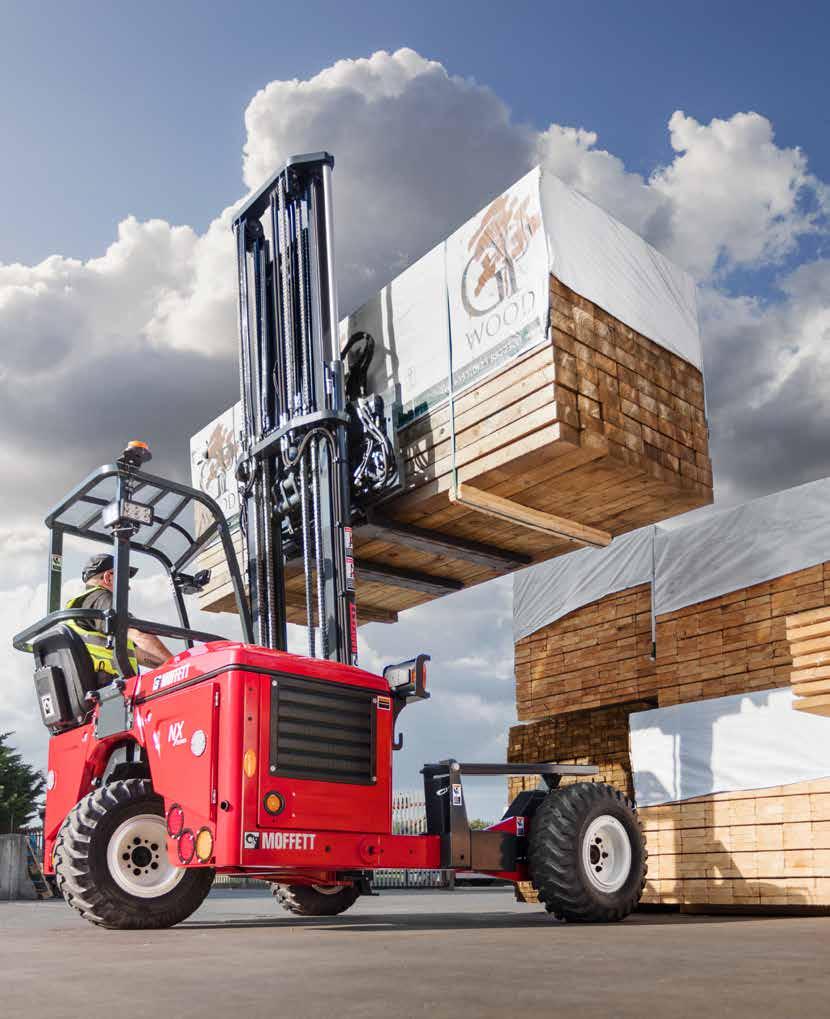 Moffett cargando un pallet de madera en obra
