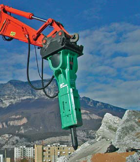 Brise-roche Montabert montado en excavadora, vista panorámica de cantera