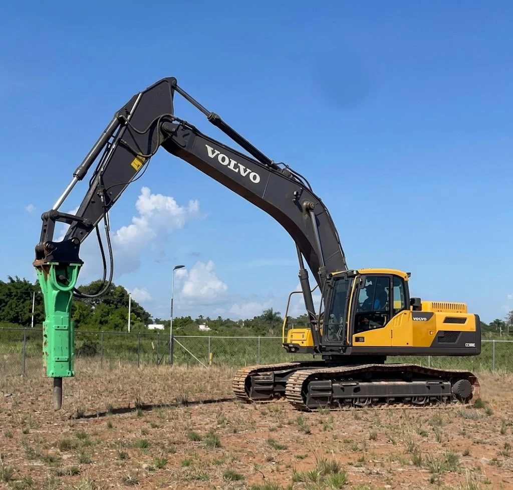 Excavadora Volvo con martillo hidráulico